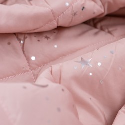 Tela de acolchado exterior estrellas detalle