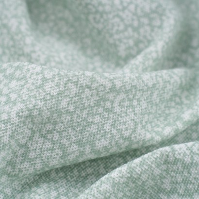 Tela de punto camiseta florcitas detalle