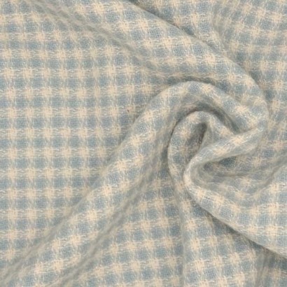 Tela de algodón de cuadritos en azul y blanco arrugada