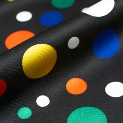 Tela de raso con topos de colores detalle