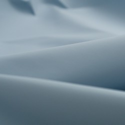 Tela de impermeable tonos detalle lisos  azul ceniza