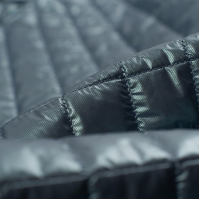 Tela de impermeable acolchado rombo detalle azul