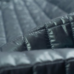 Tela de impermeable acolchado rombo detalle azul