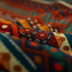 Tela de tergal etnica jeroglifica detalle rojo
