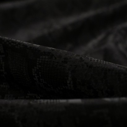 Impermeable estampado serpiente detalle
