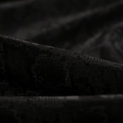 Impermeable estampado serpiente detalle