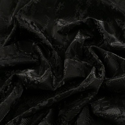 Impermeable estampado serpiente textura