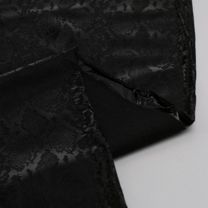 Impermeable estampado serpiente revés