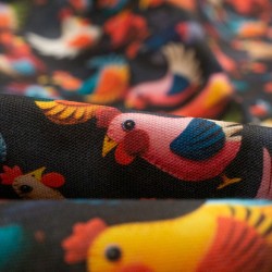 Tela de algodón gallos de colores detalle