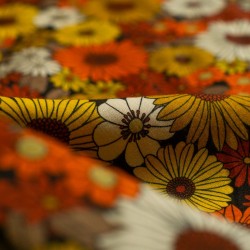 Tela viscosa margaritas multicolor detalle