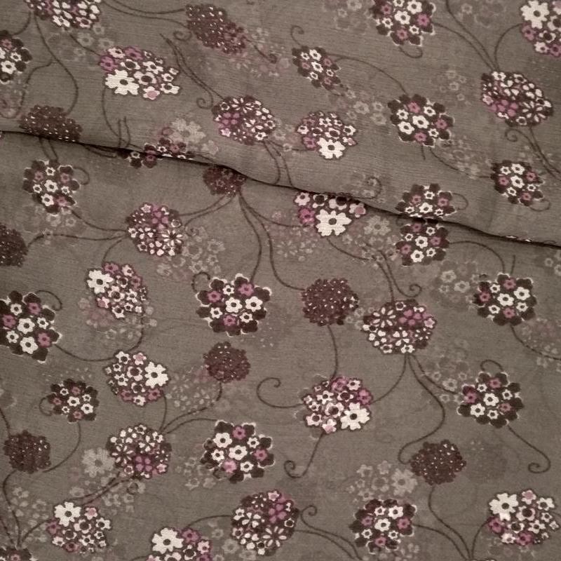 Tela de gasa gris con flores tubo Tela de gasa gris con flores tubo