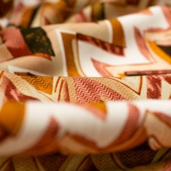 Tela de viscosa zig zag de colores detalle