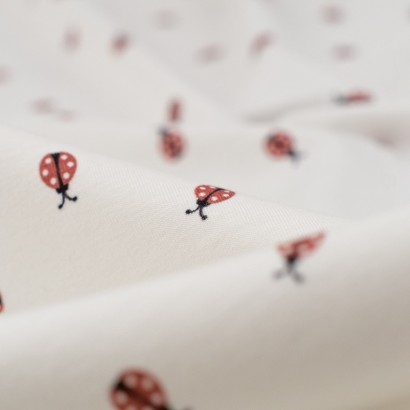 Tela de punto camiseta mariquitas detalle