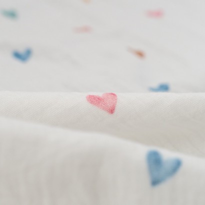 Tela de muselinas corazones de colores detalle