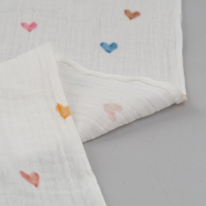 Tela de muselinas corazones de colores revés