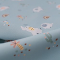 Tela de impermeable elefantes y arcoiris detalle