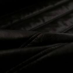 Tela de impermeable acolchado doble pespunte detalle