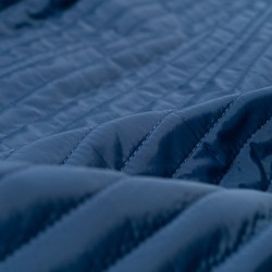 Tela de impermeable acolchado a rayas detalle azul ceniza