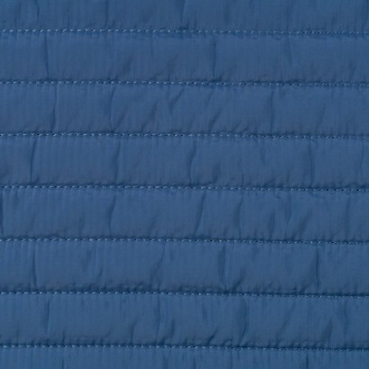 Tela de impermeable acolchado a rayas lisa azul ceniza