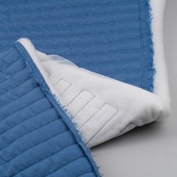 Tela de impermeable acolchado a rayas revés azul ceniza