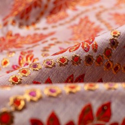 Tela de brocado floral festivo detalle