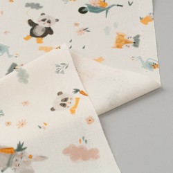 Tela de algodon oso panda en el jardin revés