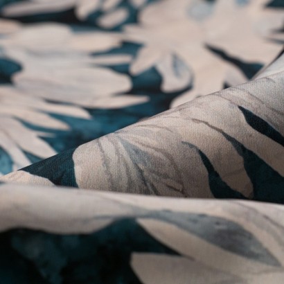 Tela de crepe flores grandes detalle