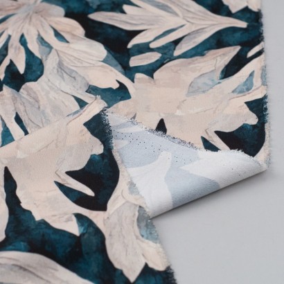 Tela de crepe flores grandes revés