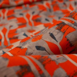 Tela de crepe flores expresivas detalle