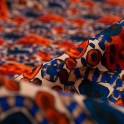 Tela de crepe estampado abstracto detalle