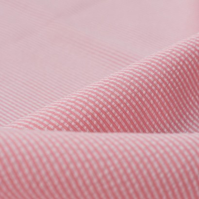 Tela de seersucker mil rayas detalle rosa fluor