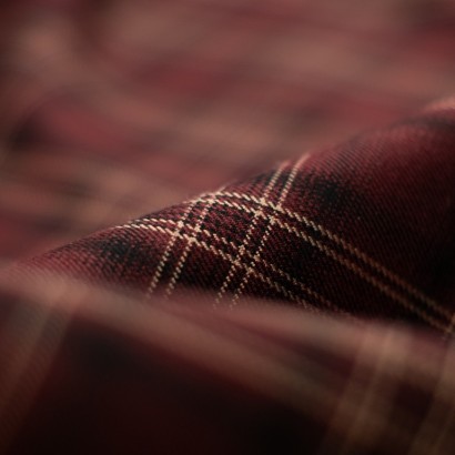 Tela de sarga tartan granate detalle