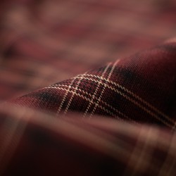 Tela de sarga tartan granate detalle