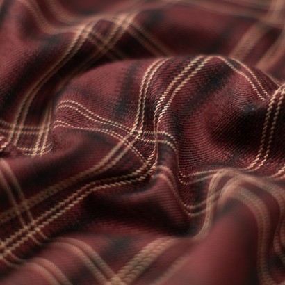 Tela de sarga tartan granate detalle