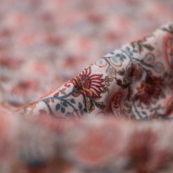 Tela acolchada reversible cachemir detalle coral 