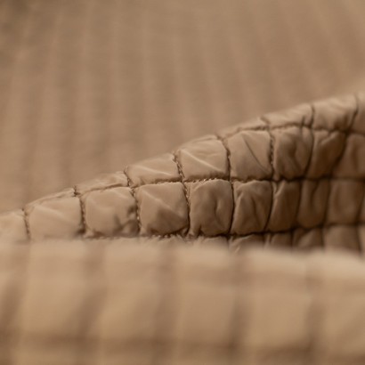 Tela acolchada lisa rombos detalle beige