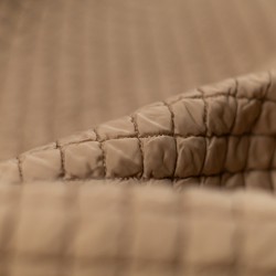 Tela acolchada lisa rombos detalle beige