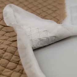 Tela acolchada lisa rombos reves beige