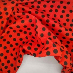 Tela de algodón de topos desordenados rojo y negro arrugada