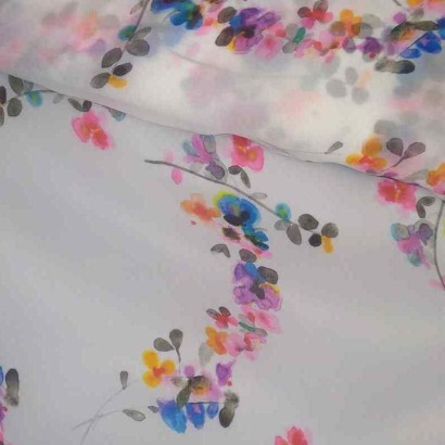 Tela de organza blanca con flores vivas lomo