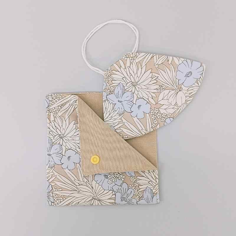 Mascarilla con flores y estuche Mascarilla con flores y estuche