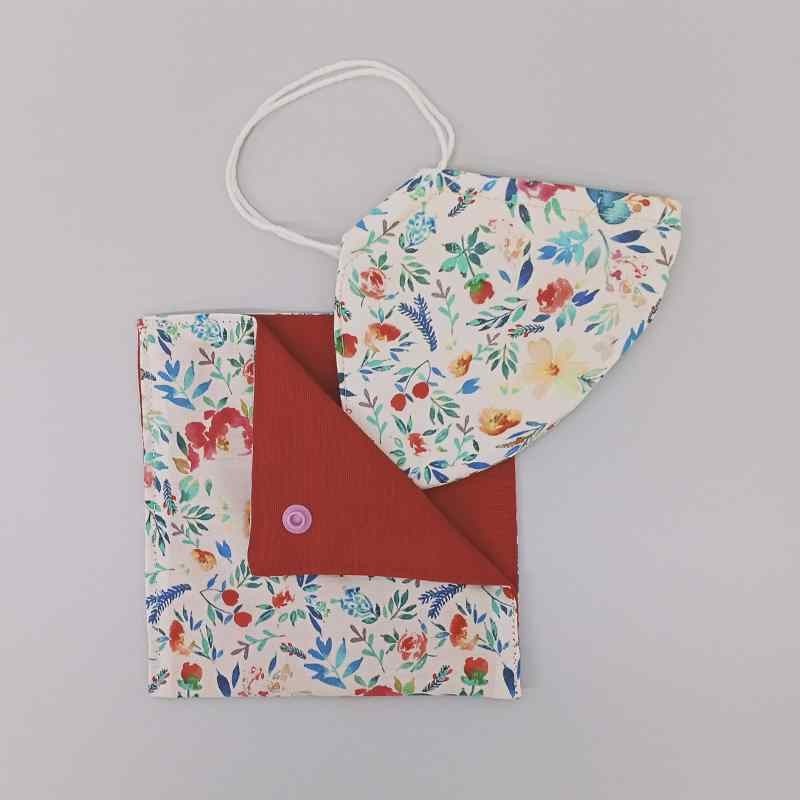 Mascarilla con flores y estuche Mascarilla con flores y estuche