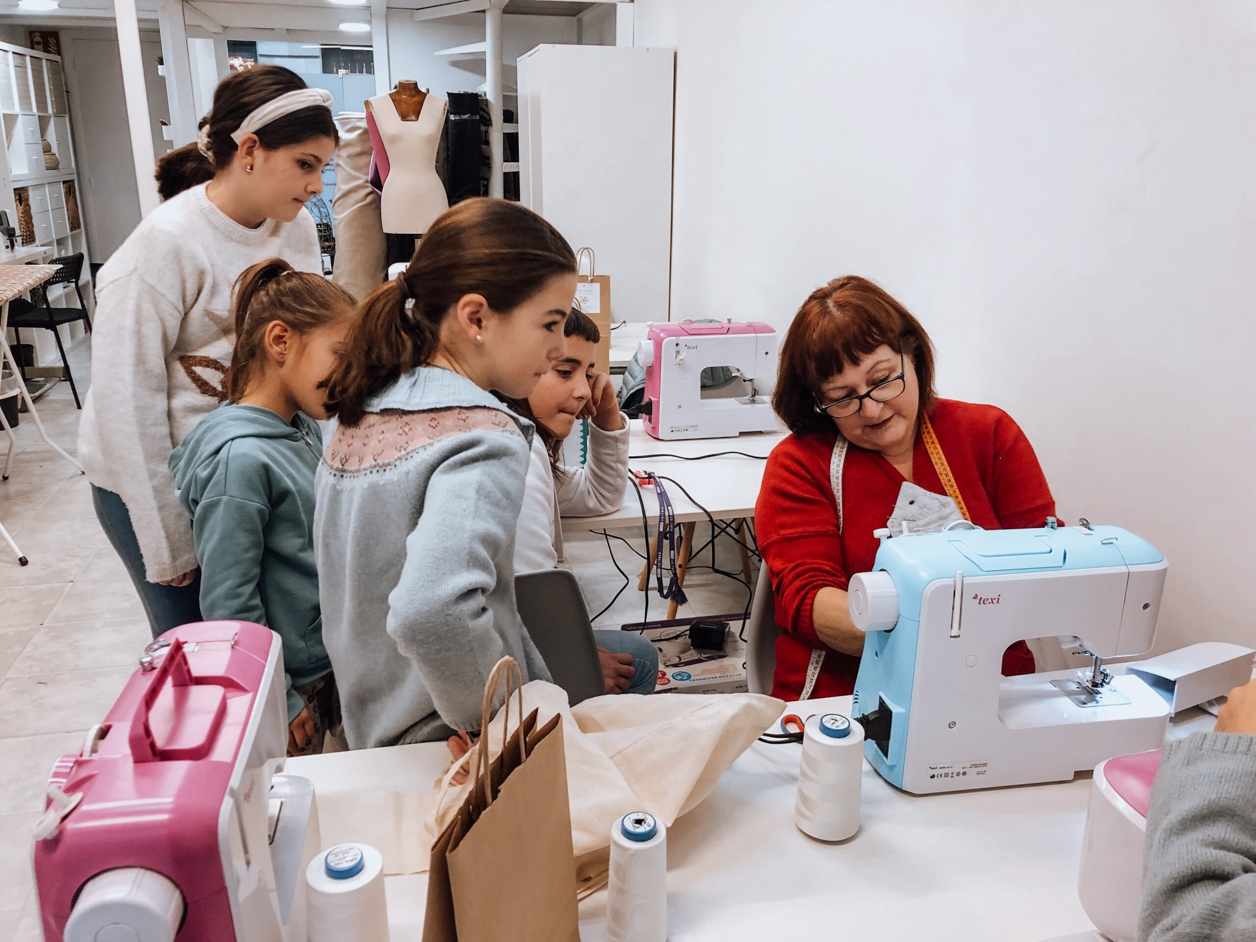 Campamentos de costura infantil niñas aprenden a coser