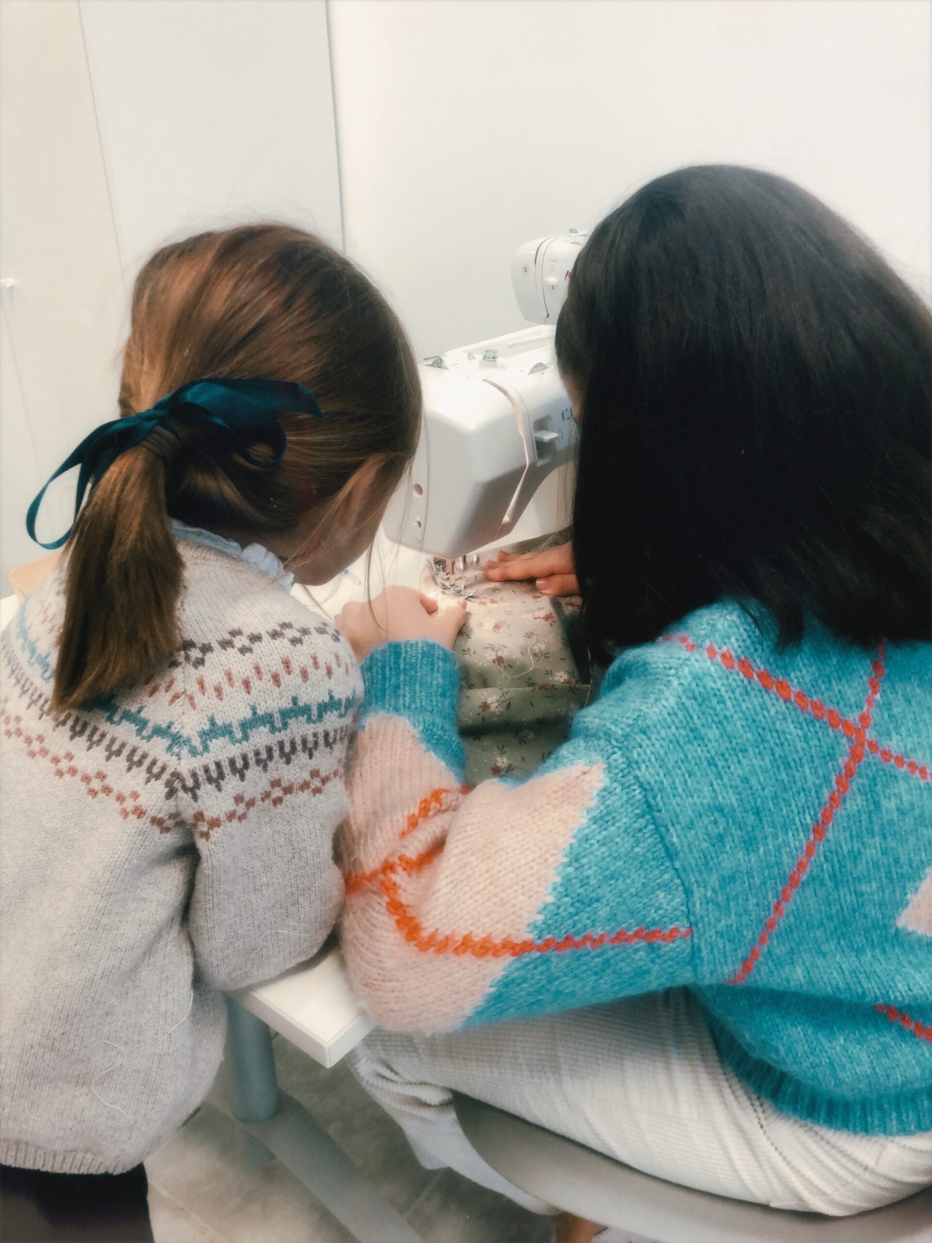 niñas aprendiendo a coser a maquina