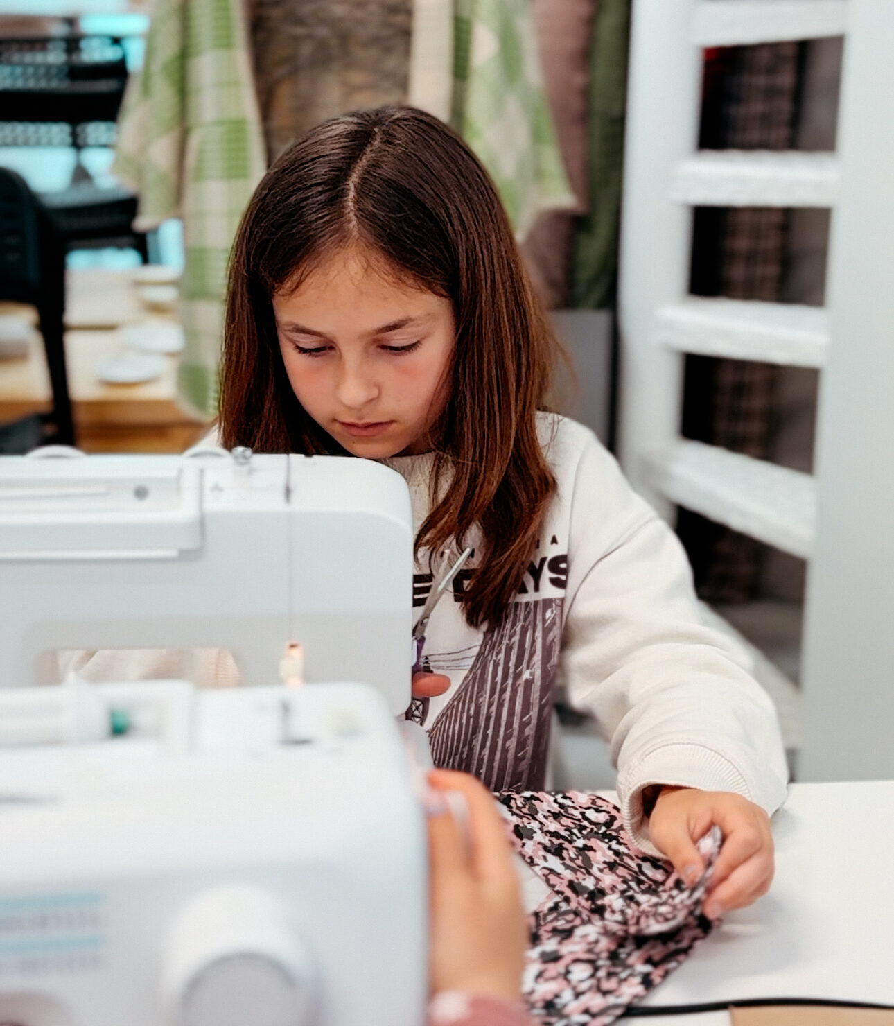 niña aprendiendo a coser a maquina
